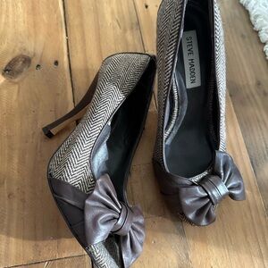 Steve Madden Size 7 Brown Herringbone Tweed and Leather Bow Heels